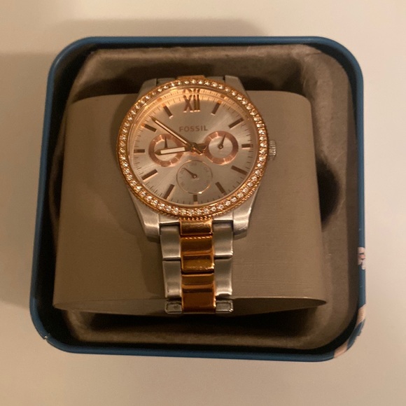 this is a fossil watch and the box is customize - Picture 3 of 4